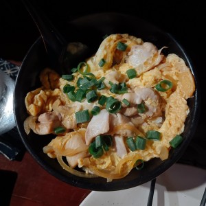 Arroz con huevo y pollo