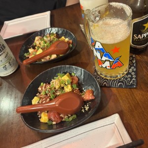 Poke de atun y atras ensalada de pulpo 