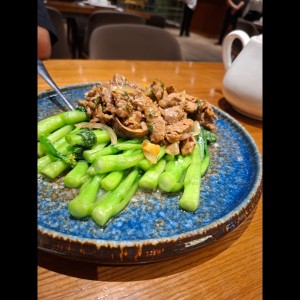 carne con hojas de mostaza