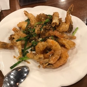 Langostinos fritos con hojuelas