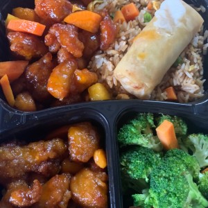 Puerco Agridulce con Arroz Frito, Rollo de Primavera y Vegetales