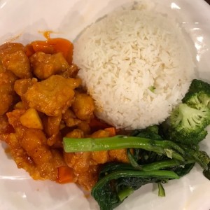 arroz blanco con pollo agridulce y una rica hoja de mostaza