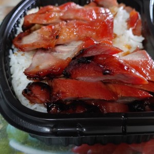 ASADO DE CERDO CON ARROZ Y VERDURAS