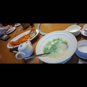 Sopa bolita de pescado y pescado de uva