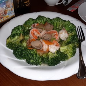 Langostinos salteados con brocoli y salsa cantonesa