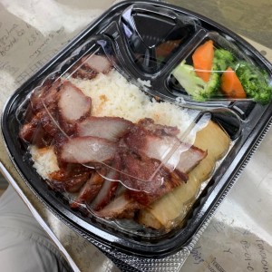 Combo de Puerco Asado con arroz blanco. Incluye una soda y galleta de la fortuna.