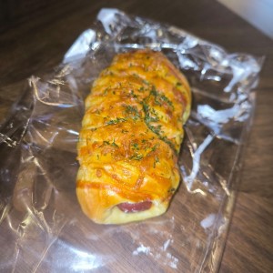 Pan de Salchicha con Cebollina