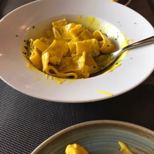 Pasta con langostinos en salsa de azafran