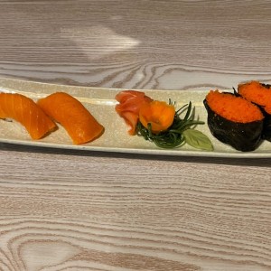Nigiri de Sake (Salmon) y de huevos de cangrejo.