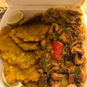 Corvina a lo macho con patacones