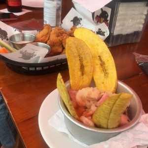 alitas y ceviche mixto