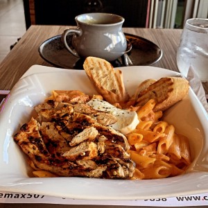 Penne con pollo a la parrilla y Queso Gouda gratinado