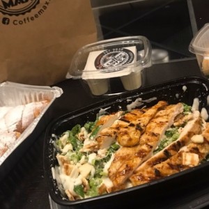 ensalada Cesar con pollo y Croissant con Nutella