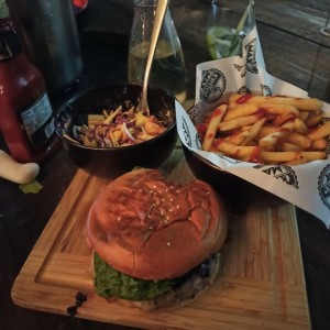 Hamburguesa con Papas y Ensalada