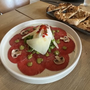 Carpaccio di Manzo con Burrata