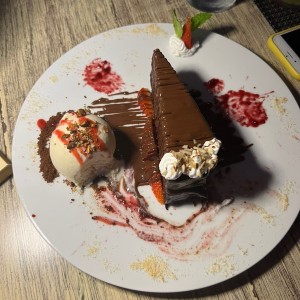 Pastel de chocolate con helado