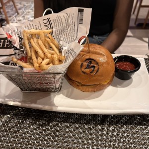 Strega Burger con Papas Fritas
