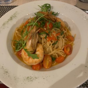 spagetti de arugula tomates cherri y camarones