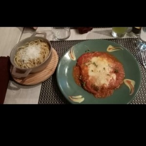 Filete de pollo con salsa roja y queso parmesano