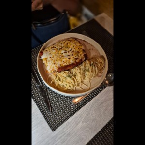 filete de pollo parmesano con pasta al oleo