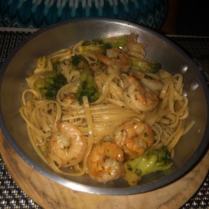 linguini con camarones y brocoli