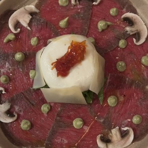 Carpaccio di Manzo con Burrata