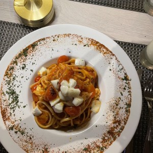 Pasta en salsa roja es nueva