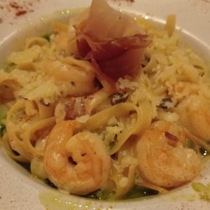 Fettuccine Strega con camarones