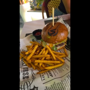 Strega Burger con Papas Fritas