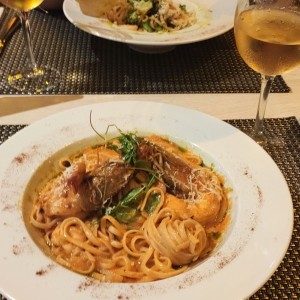 Linguini con camarones y langostinos