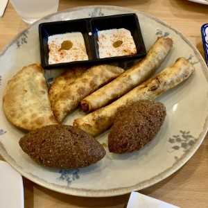 Para compartir. Kibbe, cigar y empanadas