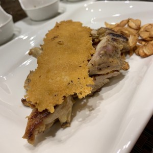 Pollo con ajos crocantes