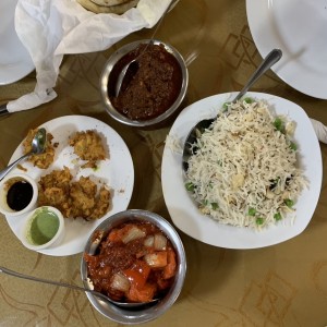 Cordero, arroz de jazmin, pollo y entradas variadas