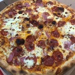 3 Carnes. Pepperoni Jamon Chorizo y queso crema.
