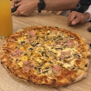 Pizza jamon con hongos