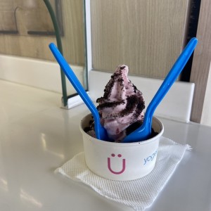 Yogurt con fresa y oreo