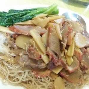 Mei fun con salsa y puerco