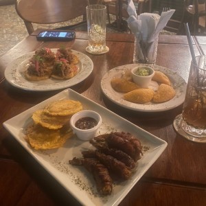 Tostones de Puerco Desmechado, empanadas y patacones