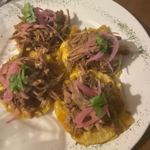 Patacones cerdo desmechado y cebolla encurtida