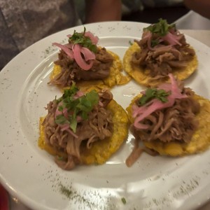 Tostones de Puerco Desmechado con Cebolla Encurtida