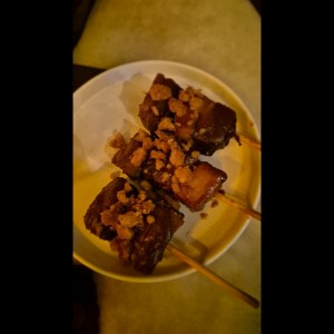 pinchos de pork belly y marañón