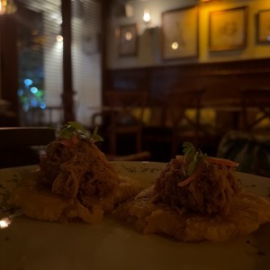 Patacones de puerco desmechado