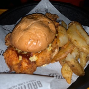 Emparedado de pollo con papas
