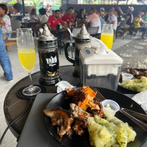 Pollo al carbon, costillas Bbq y yuca al mojo