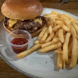 Main Course - Classic American Cheeseburguer