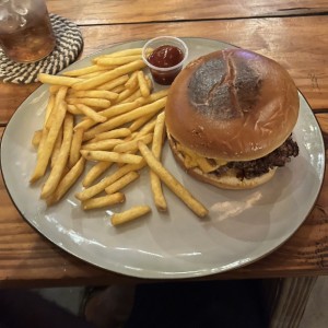 Main Course - Classic American Cheeseburguer