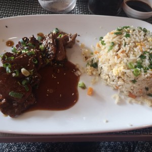 Filetito en Salsa Agridulce con Yakimeshi
