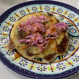 pupusa de queso y frijoles 