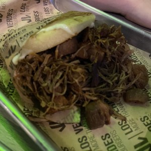 Arepa de carne y chicharron