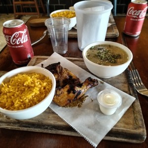 Cuarto de pollo con sopa y arroz.